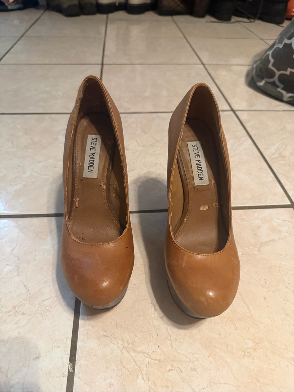 Steve Madden Tan Leather Round-Toe Pumps
